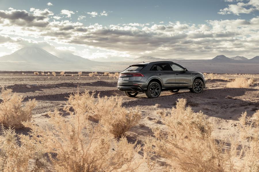  Audi Q8 55 TFSI Quattro S-Line 2018 года  (WW) (фото 6 из 36)